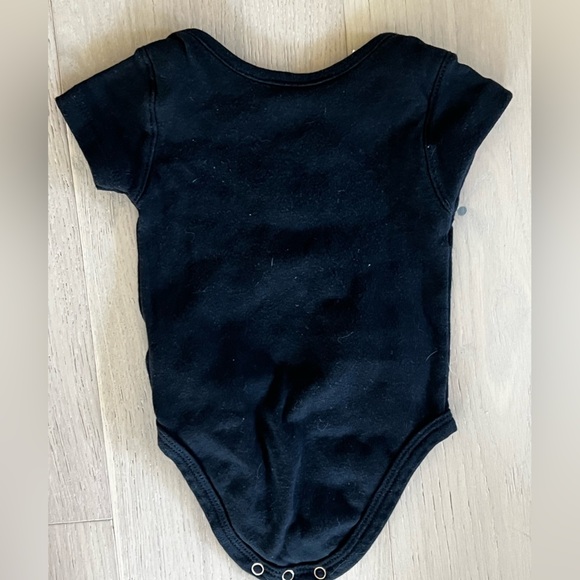 NHL Vegas Golden Knights Black Onesie with Red Logo for babies size 3-6 months - Picture 5 of 5